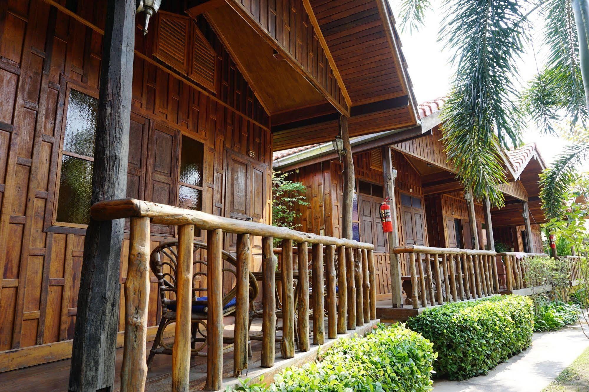 J&J Guesthouse Σουκοτάι Εξωτερικό φωτογραφία