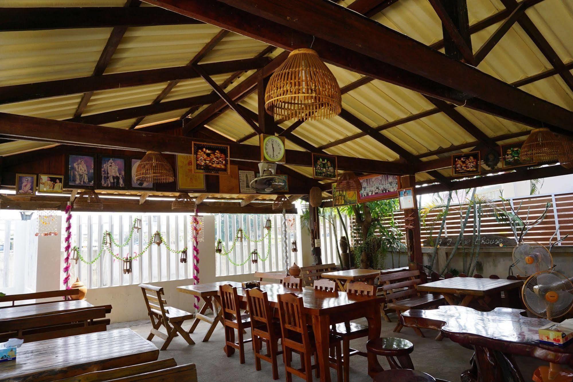 J&J Guesthouse Σουκοτάι Εξωτερικό φωτογραφία
