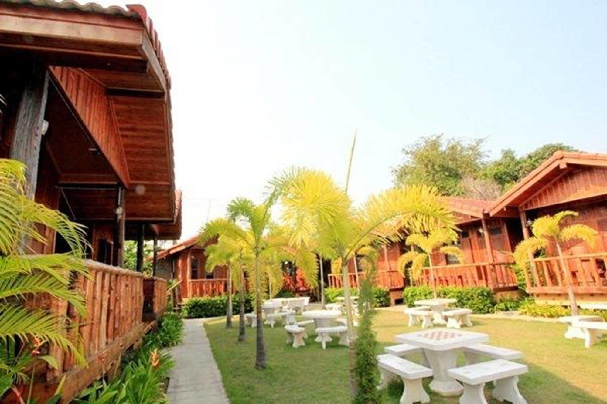 J&J Guesthouse Σουκοτάι Εξωτερικό φωτογραφία